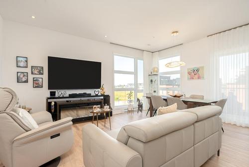 Salon - 313-65 Rue Des Tilleuls, Candiac, QC - Indoor Photo Showing Living Room