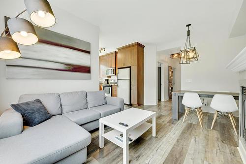 Salon - 103-35 Mtée Victor-Nymark, Saint-Sauveur, QC - Indoor Photo Showing Living Room