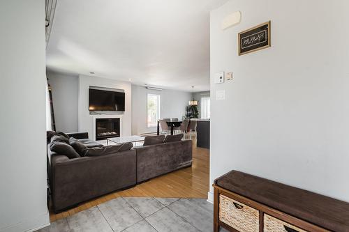 Hall d'entrée/Vestibule - 851 Rue Papineau, Laval (Saint-Vincent-De-Paul), QC - Indoor Photo Showing Living Room With Fireplace