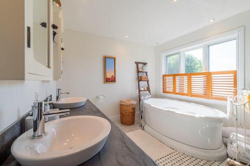 Bathroom - 285 Ch. Harvey, Sutton, QC - Indoor Photo Showing Bathroom