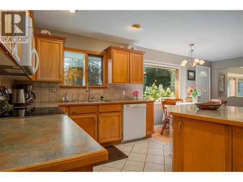 3712 Thorpe Road, Krestova, BC - Indoor Photo Showing Kitchen With Double Sink