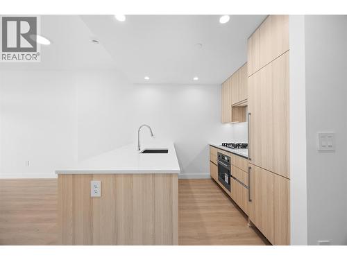 238 Leon Avenue Unit# 1503, Kelowna, BC - Indoor Photo Showing Kitchen