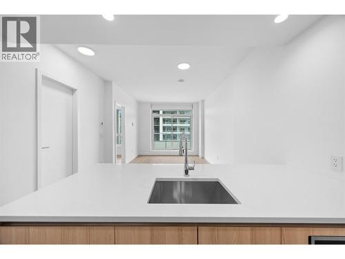 238 Leon Avenue Unit# 1503, Kelowna, BC - Indoor Photo Showing Kitchen