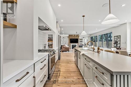 46 Tyndale Road, Barrie, ON - Indoor Photo Showing Kitchen With Upgraded Kitchen