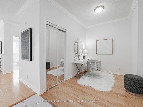 215-11121 Yonge Street, Richmond Hill, ON - Indoor