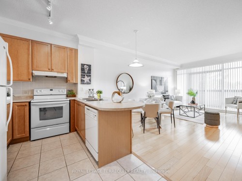 215-11121 Yonge Street, Richmond Hill, ON - Indoor Photo Showing Kitchen