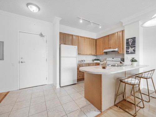 215-11121 Yonge Street, Richmond Hill, ON - Indoor Photo Showing Kitchen