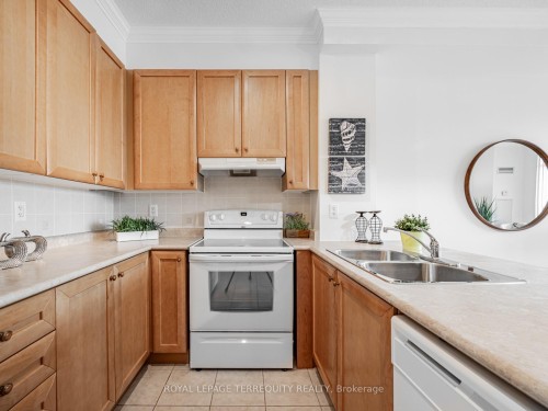 215-11121 Yonge Street, Richmond Hill, ON - Indoor Photo Showing Kitchen With Double Sink