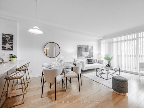 215-11121 Yonge Street, Richmond Hill, ON - Indoor Photo Showing Living Room