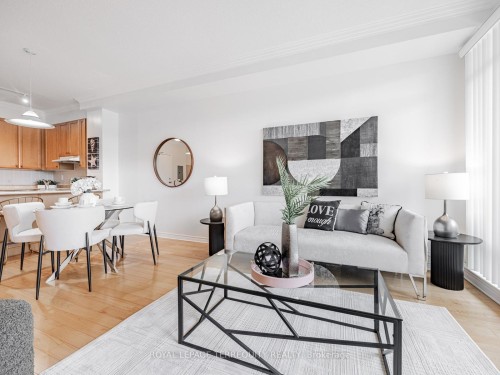 215-11121 Yonge Street, Richmond Hill, ON - Indoor Photo Showing Living Room