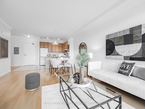 215-11121 Yonge Street, Richmond Hill, ON - Indoor Photo Showing Living Room