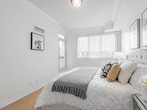 215-11121 Yonge Street, Richmond Hill, ON - Indoor Photo Showing Bedroom