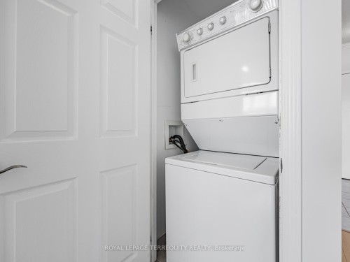 215-11121 Yonge Street, Richmond Hill, ON - Indoor Photo Showing Laundry Room