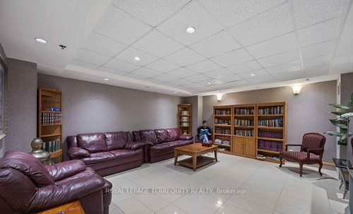 215-11121 Yonge Street, Richmond Hill, ON - Indoor Photo Showing Other Room