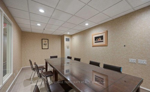 215-11121 Yonge Street, Richmond Hill, ON - Indoor