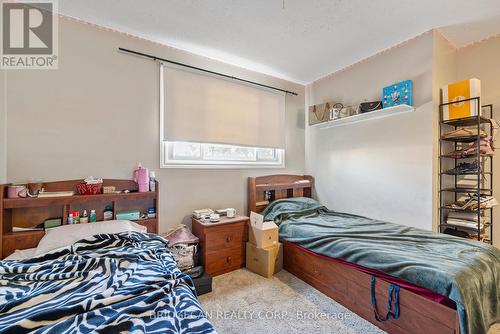 490 Queen Victoria Drive, Hamilton, ON - Indoor Photo Showing Bedroom