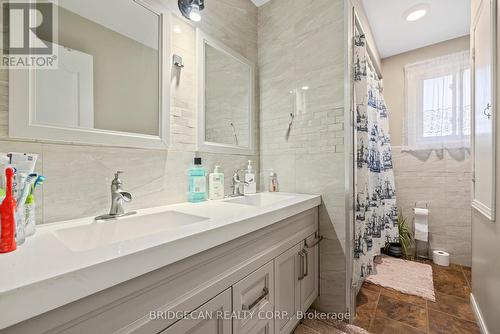 490 Queen Victoria Drive, Hamilton, ON - Indoor Photo Showing Bathroom