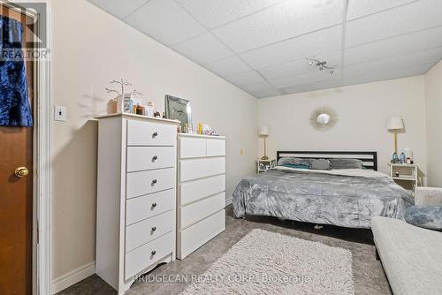 490 Queen Victoria Drive, Hamilton, ON - Indoor Photo Showing Bedroom