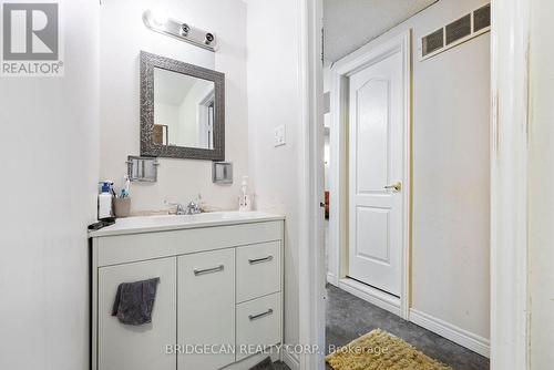 490 Queen Victoria Drive, Hamilton, ON - Indoor Photo Showing Bathroom