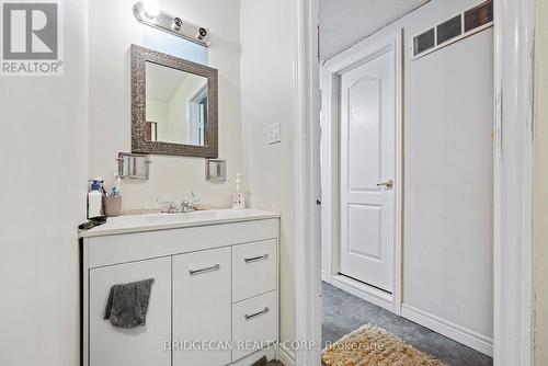 490 Queen Victoria Drive, Hamilton, ON - Indoor Photo Showing Bathroom