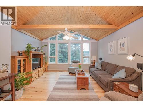 2506 Shuswap Avenue, Lumby, BC - Indoor Photo Showing Living Room