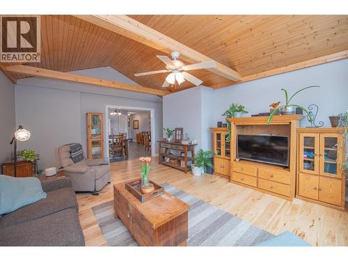 2506 Shuswap Avenue, Lumby, BC - Indoor Photo Showing Living Room