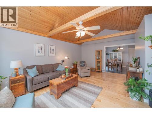 2506 Shuswap Avenue, Lumby, BC - Indoor Photo Showing Living Room