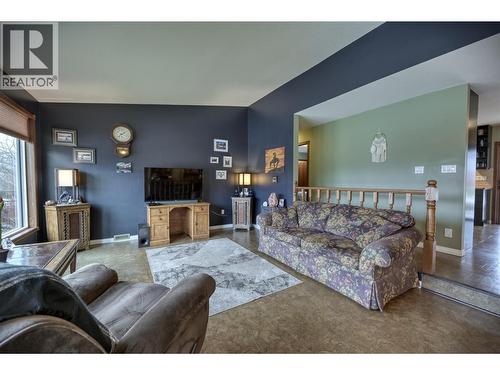 7460 Valley Heights Drive, Grand Forks, BC - Indoor Photo Showing Living Room