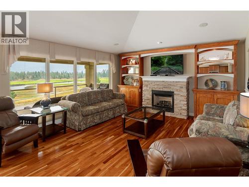 2455 Quail Ridge Boulevard Unit# 111, Kelowna, BC - Indoor Photo Showing Living Room With Fireplace