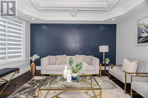 19 Richland Crescent, Brampton, ON - Indoor Photo Showing Living Room