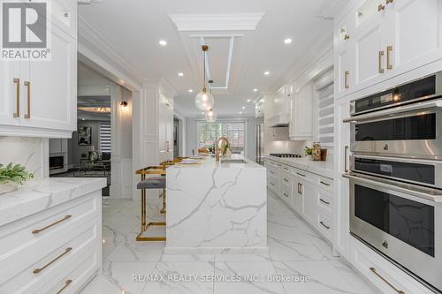 19 Richland Crescent, Brampton, ON - Indoor Photo Showing Kitchen With Upgraded Kitchen