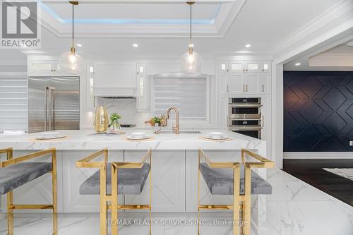 19 Richland Crescent, Brampton, ON - Indoor Photo Showing Kitchen With Upgraded Kitchen