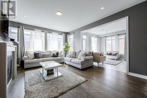 118 Lorne Thomas Place, New Tecumseth, ON - Indoor Photo Showing Living Room
