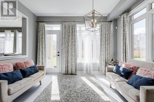 118 Lorne Thomas Place, New Tecumseth, ON - Indoor Photo Showing Living Room