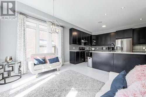 118 Lorne Thomas Place, New Tecumseth, ON - Indoor Photo Showing Kitchen With Upgraded Kitchen