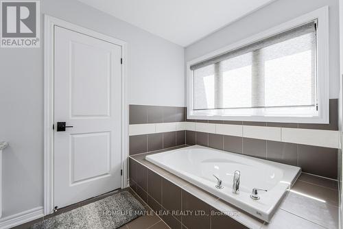 118 Lorne Thomas Place, New Tecumseth, ON - Indoor Photo Showing Bathroom