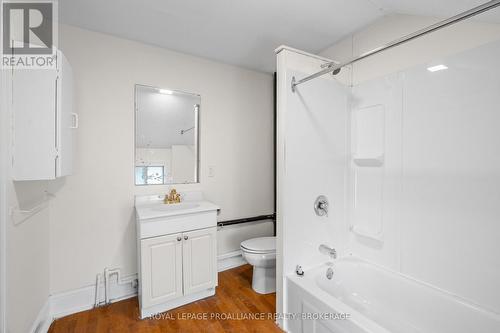 10-12 Thomas Street E, Greater Napanee (Greater Napanee), ON - Indoor Photo Showing Bathroom