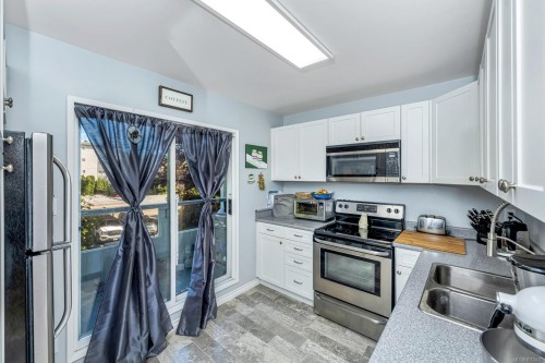 203-940 Inverness Rd, Saanich, BC - Indoor Photo Showing Kitchen