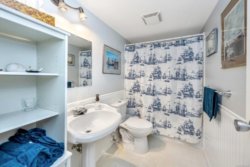 203-940 Inverness Rd, Saanich, BC - Indoor Photo Showing Bathroom