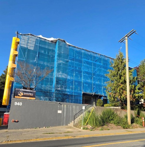 203-940 Inverness Rd, Saanich, BC - Outdoor