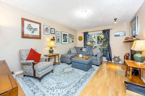 203-940 Inverness Rd, Saanich, BC - Indoor Photo Showing Living Room