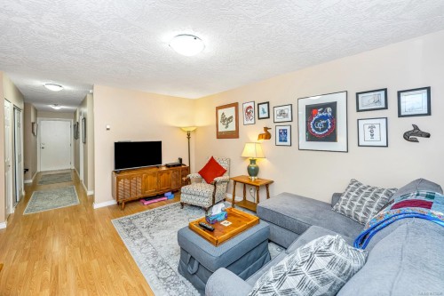203-940 Inverness Rd, Saanich, BC - Indoor Photo Showing Living Room