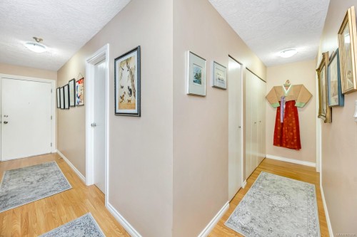 203-940 Inverness Rd, Saanich, BC - Indoor Photo Showing Other Room