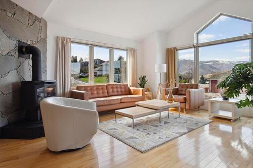 183 Magic Drive, Kelowna, BC - Indoor Photo Showing Living Room