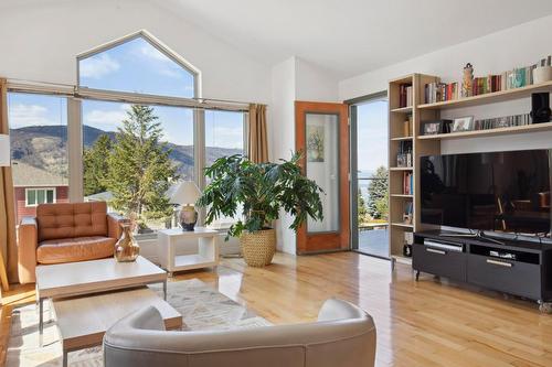 183 Magic Drive, Kelowna, BC - Indoor Photo Showing Living Room