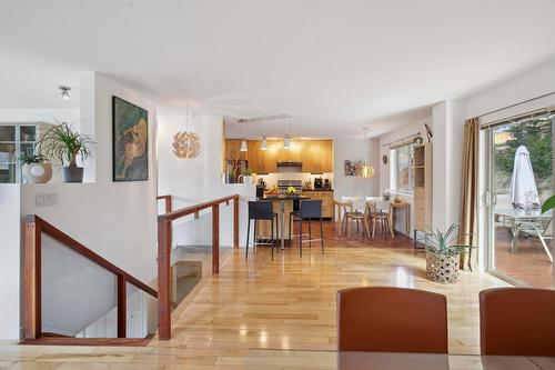 183 Magic Drive, Kelowna, BC - Indoor Photo Showing Living Room