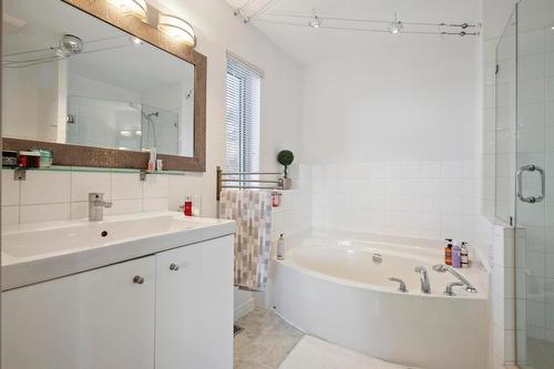 183 Magic Drive, Kelowna, BC - Indoor Photo Showing Bathroom