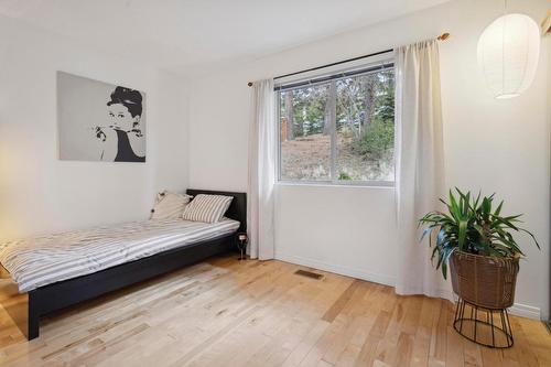 183 Magic Drive, Kelowna, BC - Indoor Photo Showing Bedroom
