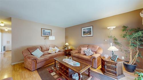 612 21St Avenue, Cranbrook, BC - Indoor Photo Showing Living Room