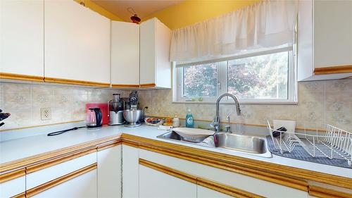 612 21St Avenue, Cranbrook, BC - Indoor Photo Showing Kitchen With Double Sink
